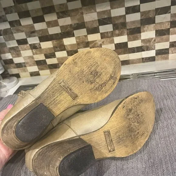 Very volatile Distressed Booties - Picture 4 of 6